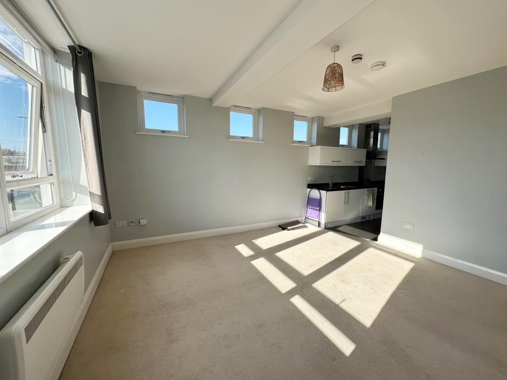 Lot: 38 - STUDIO FLAT IN SEAFRONT LOCATION - Studio Room with Kitchen
